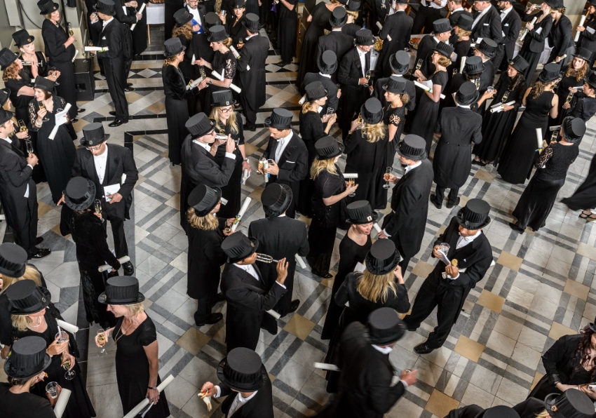 Ett hav av nyblivna doktorer i svarta hattar.