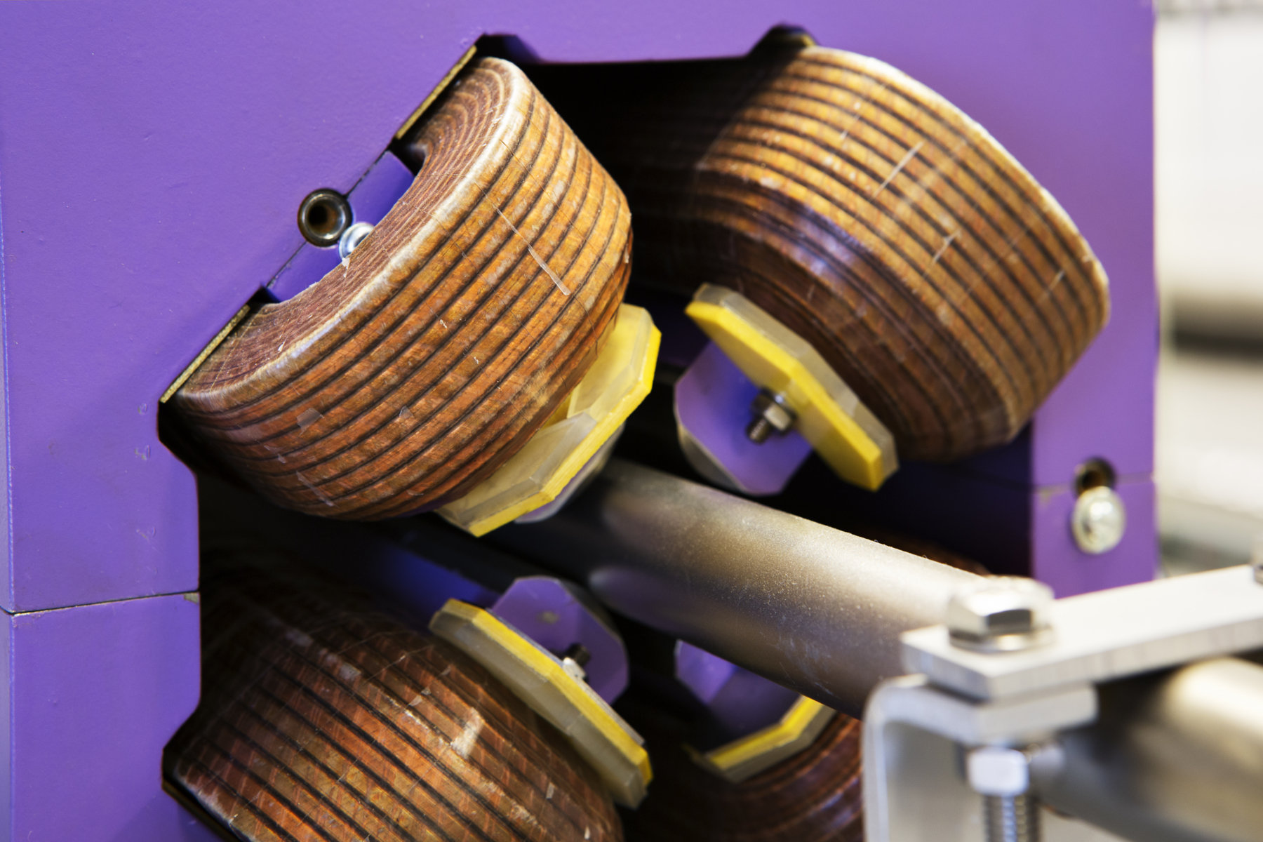Elektromagnet med lila och träfärgade inslag.