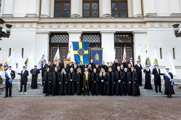 Gruppbild framför universitetshuset. Foto