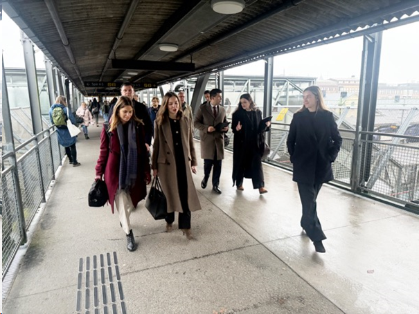 En grupp människor går över en bro. Foto