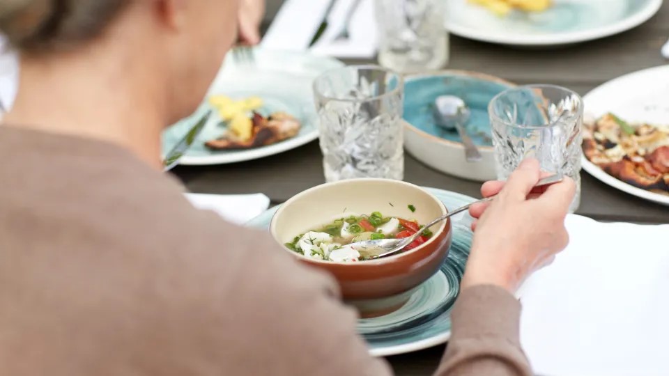 Person som äter. Foto