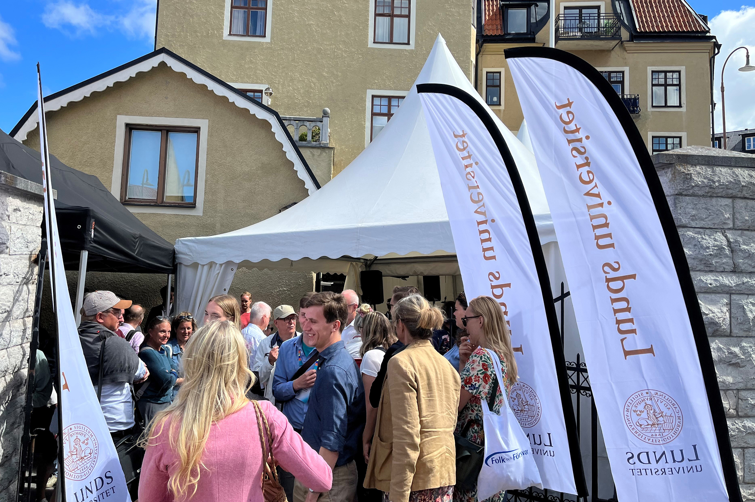 Mingel vid Lunds universitets tältplats i Almedalen. Foto.