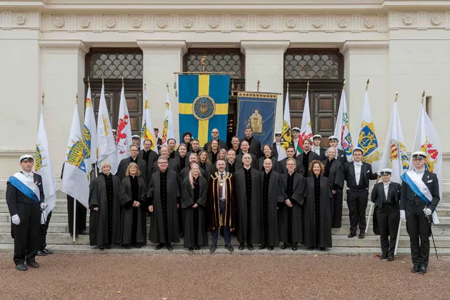 Nyinstallerade professorer på universitetshusets trappa. Foto