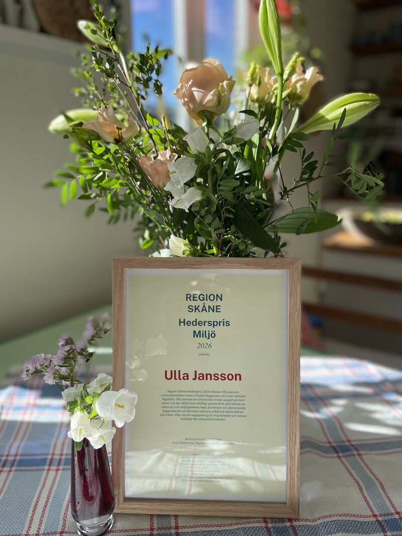 Tavla med text som berättar om hederspriset till Ulla Janson. Foto.