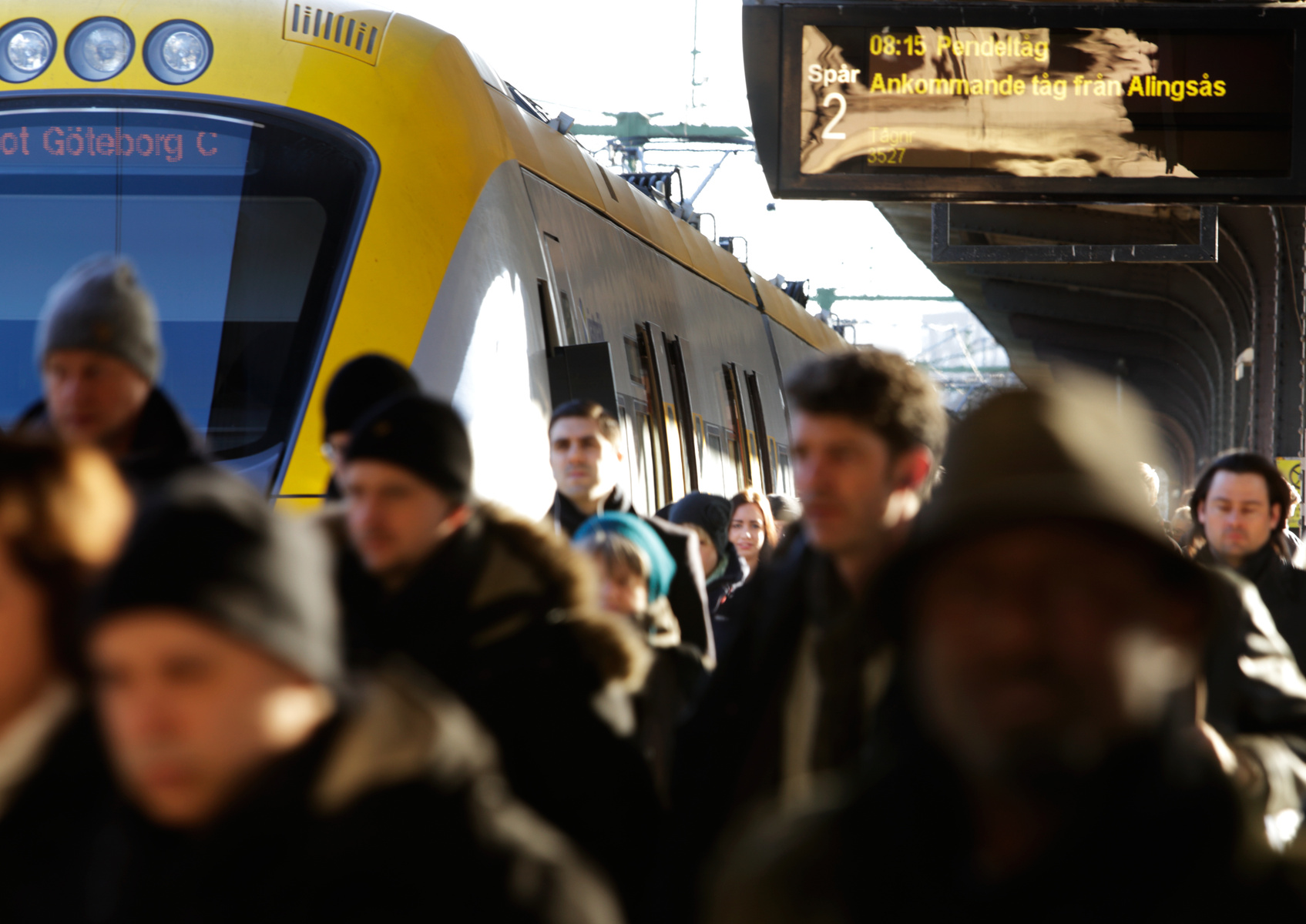 Människor vid ett tåg. Foto.