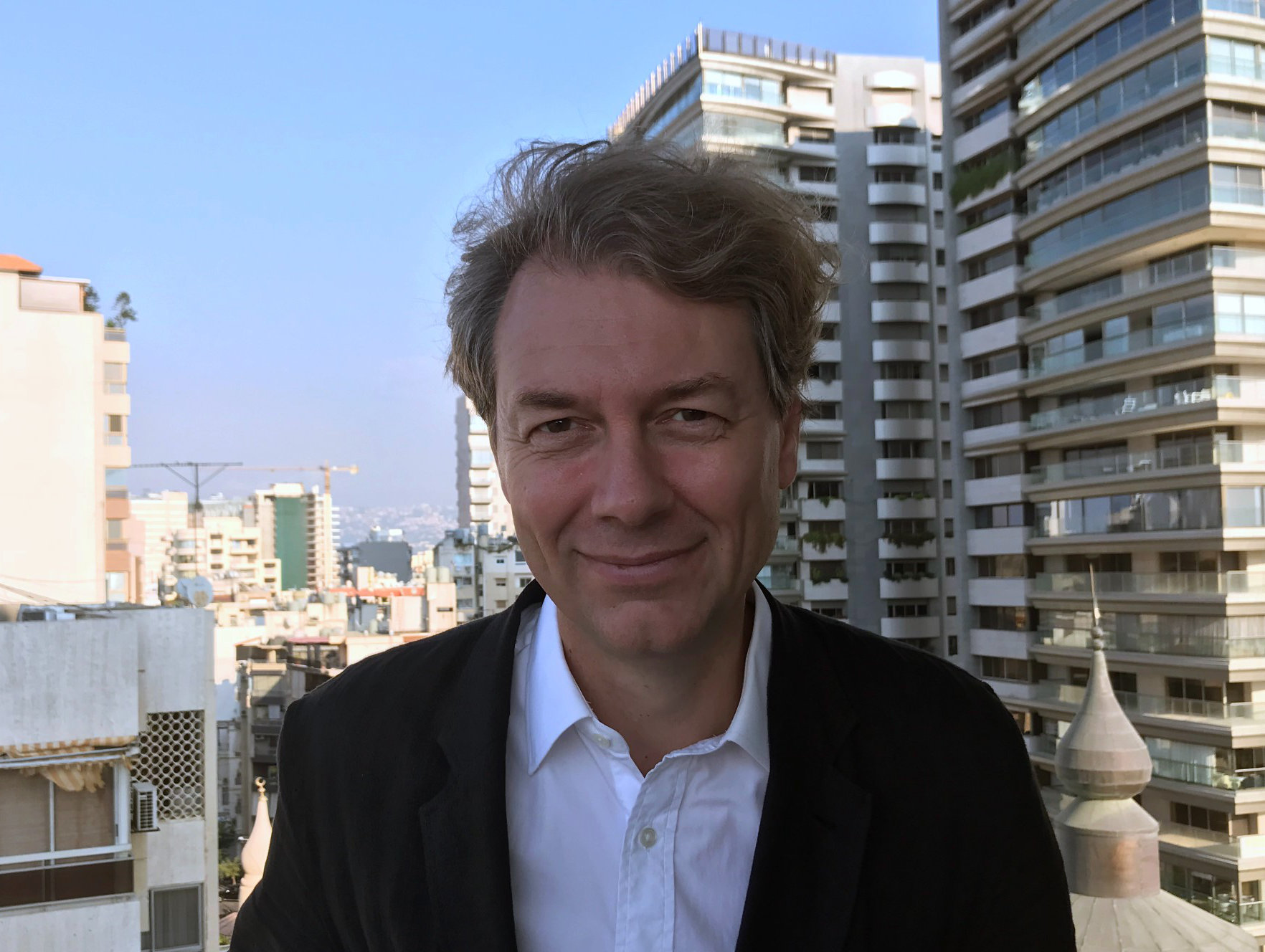 Per-Johan Dahl står framför höghus och blå himmel.