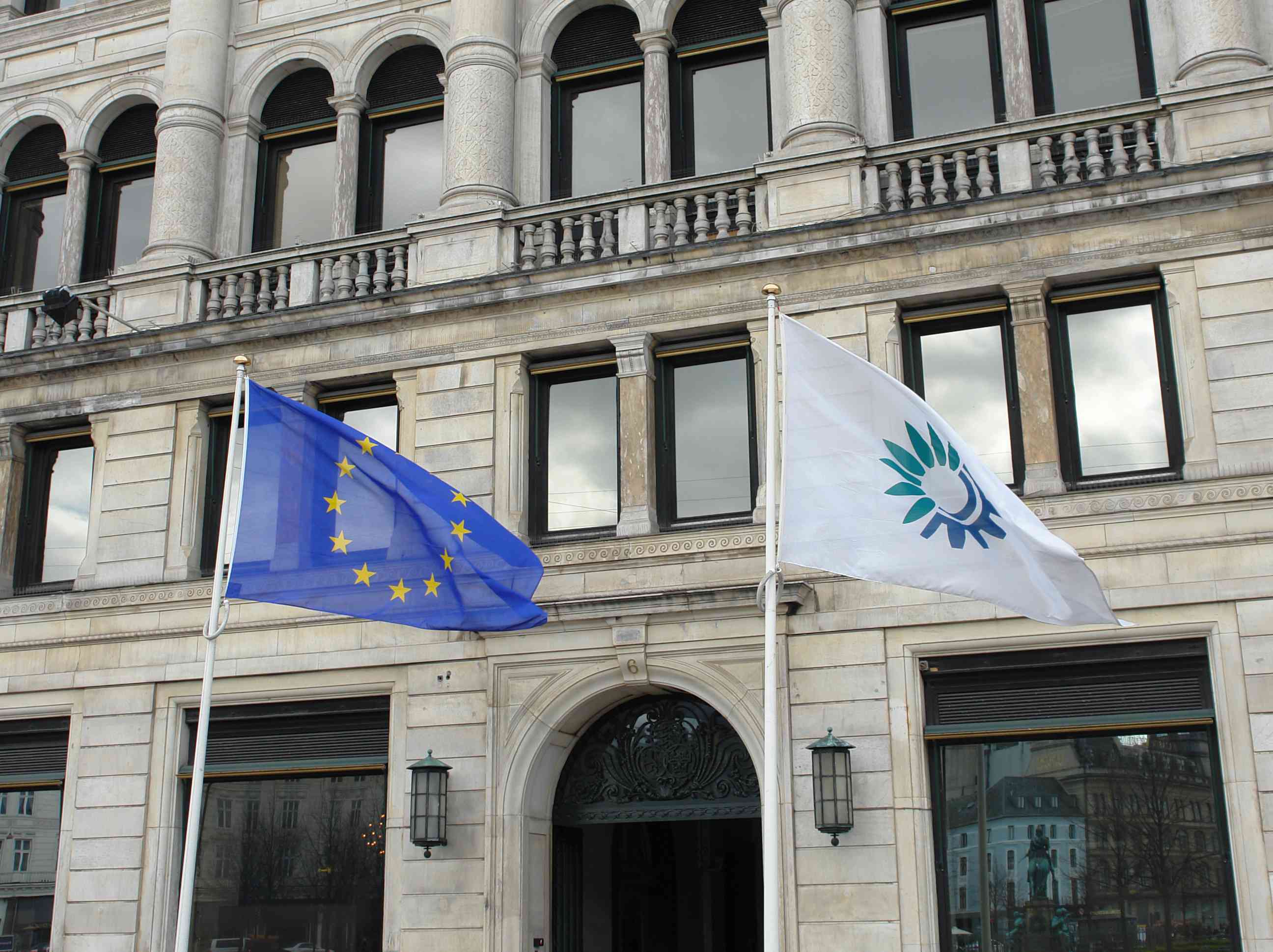 Building and an EU-flag.