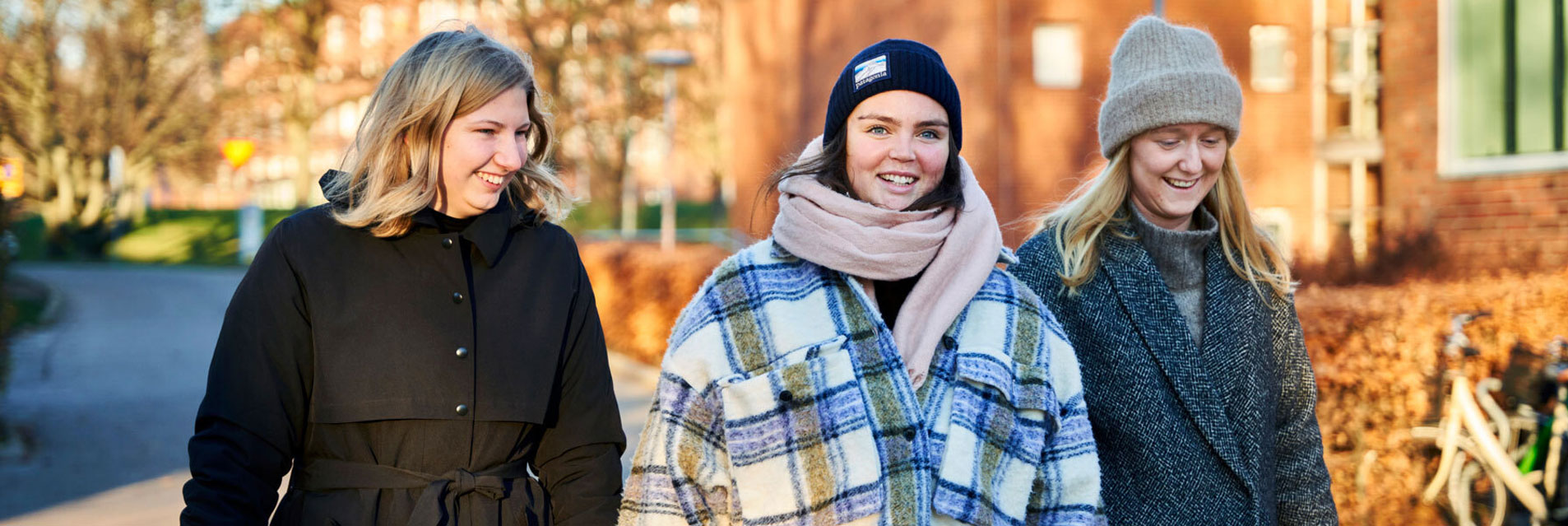 Tre studenter. Foto.