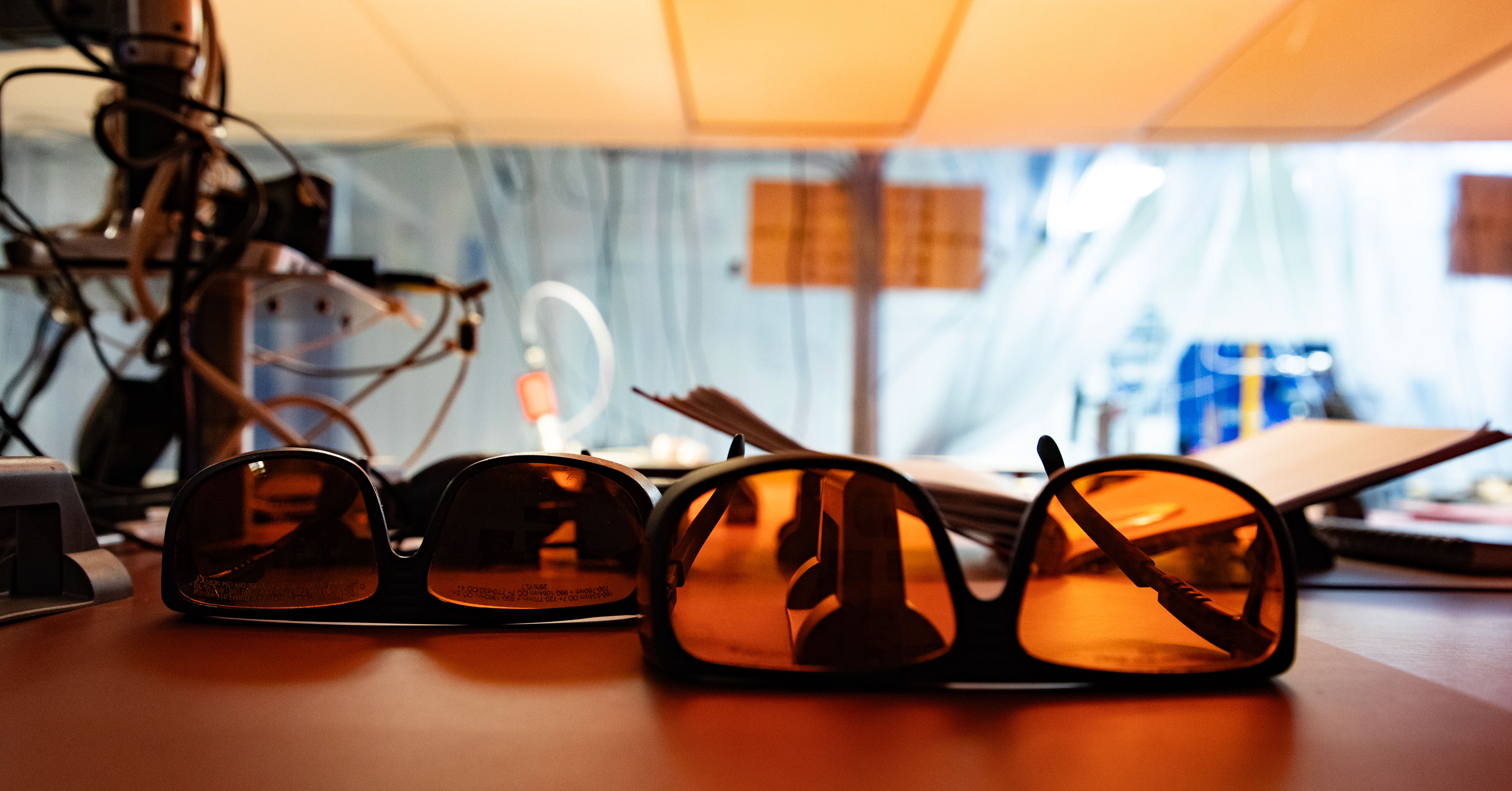 Skyddsglasögon ligger på ett bord i labbet. 