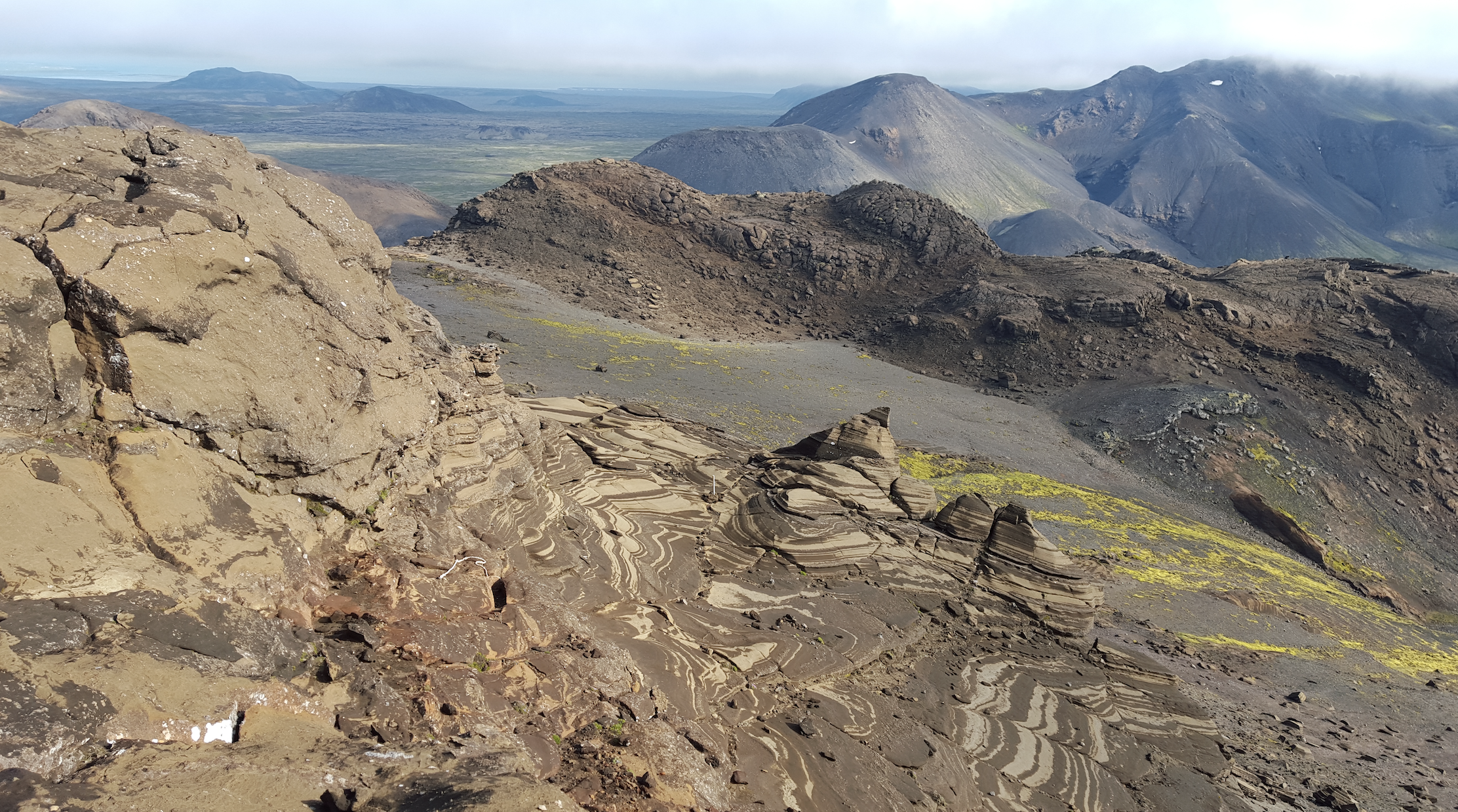 An image of a rock formation with basalt.