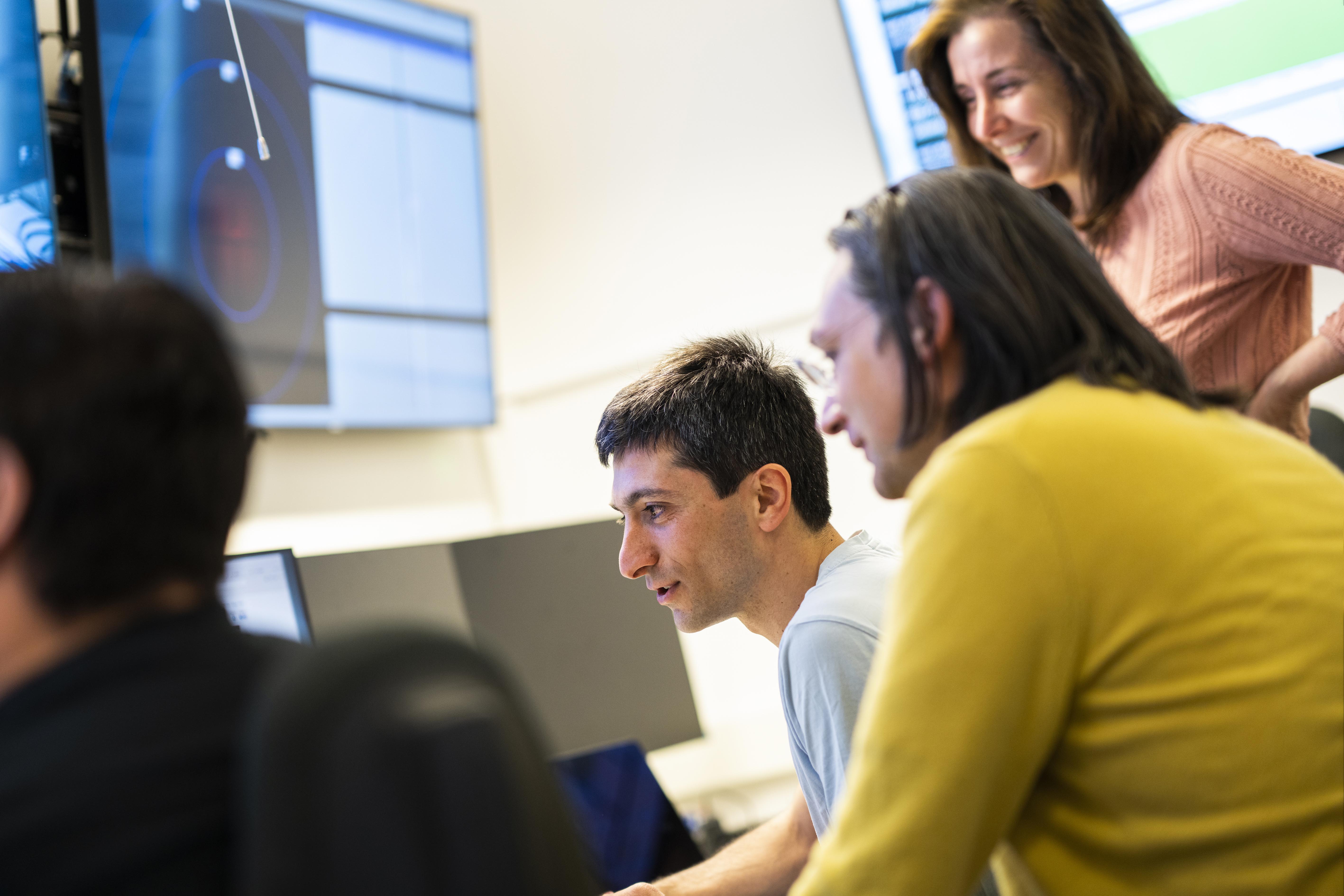 bild på glada forskare