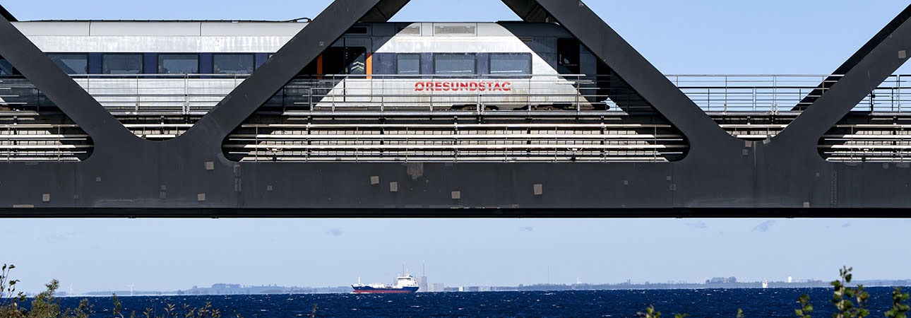 Ett tåg som kör över Öresundsbron.