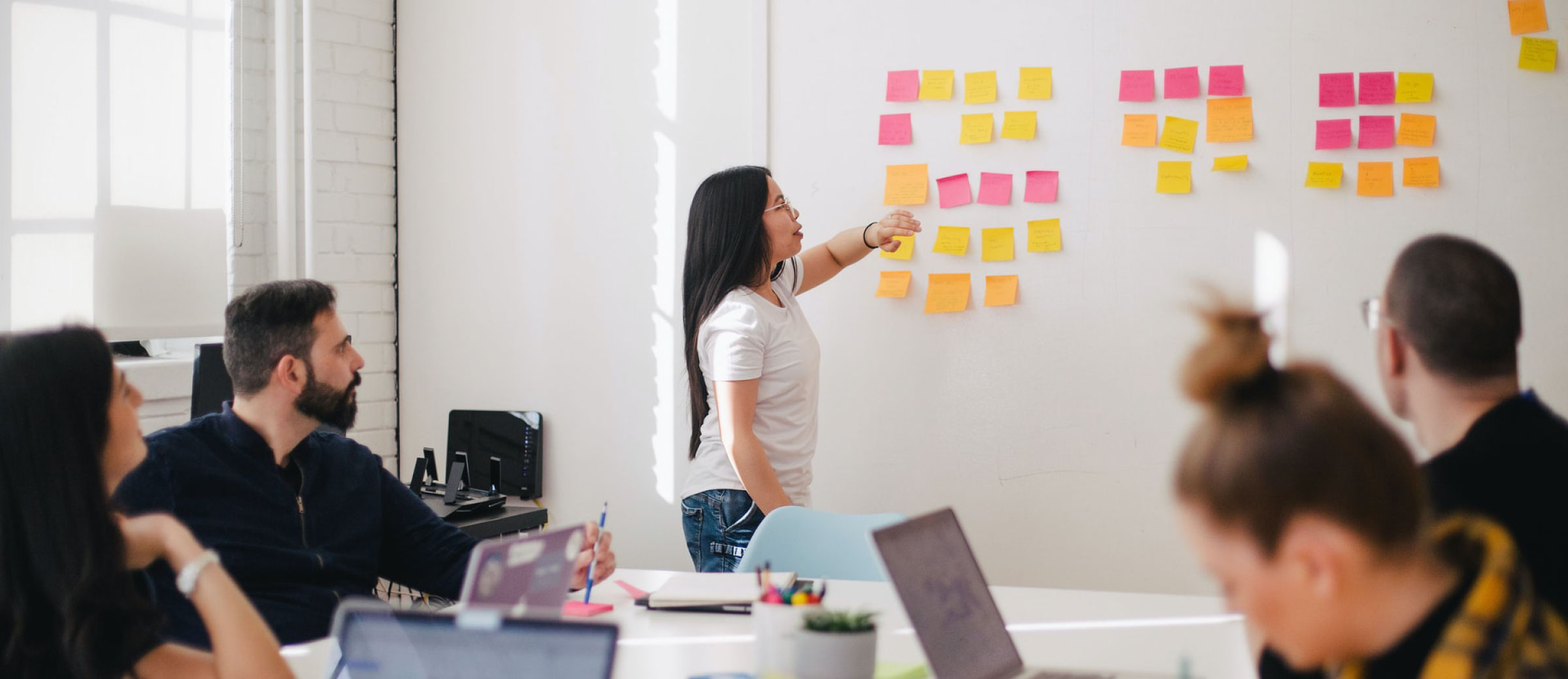 En grupp studenter vid en whiteboard. Foto: Unsplash.