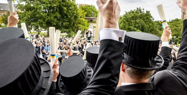 Nyblivna doktorer fotograferade bakifrån. Foto